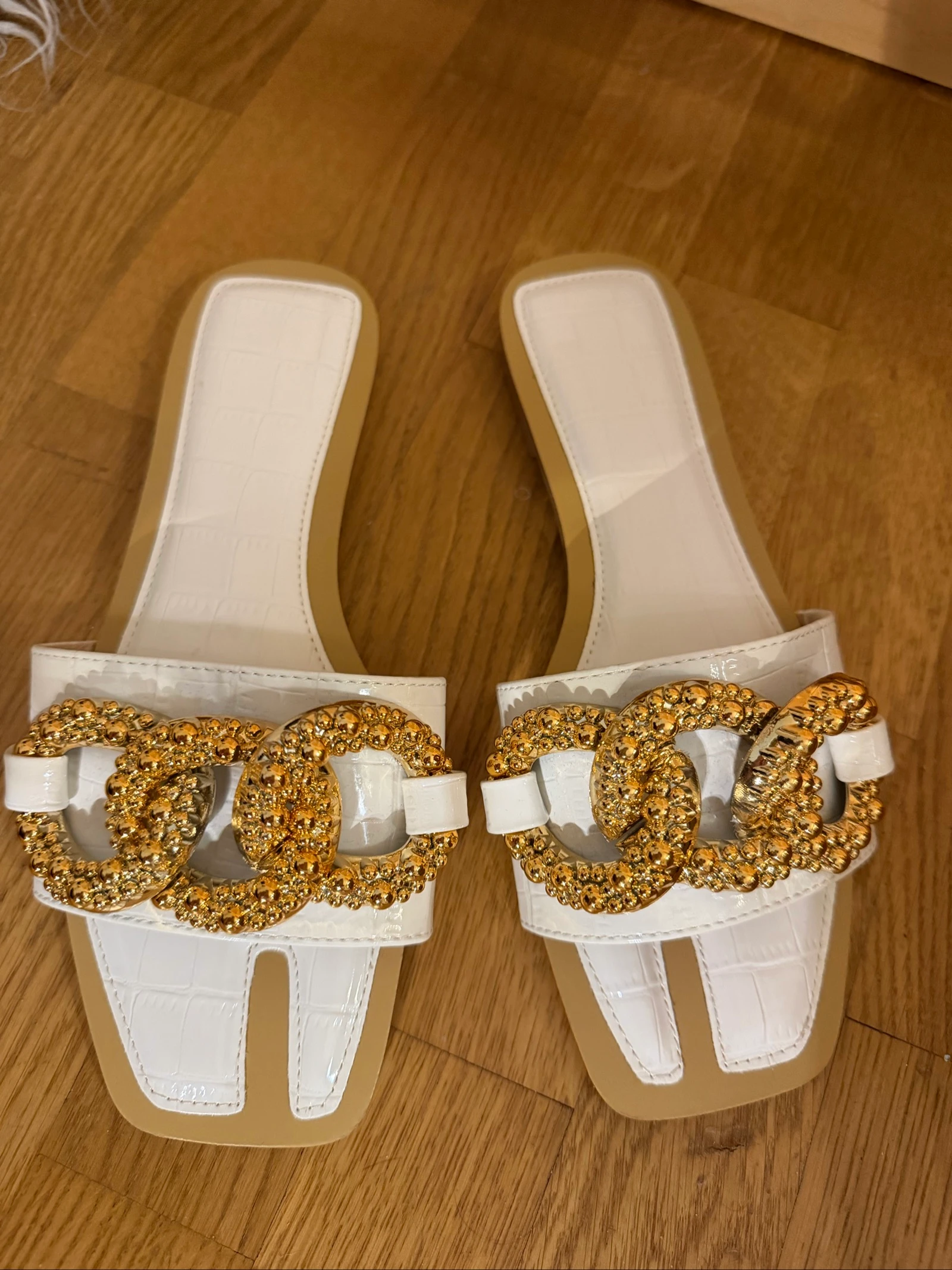 Sandales d’été chic blanches et dorées